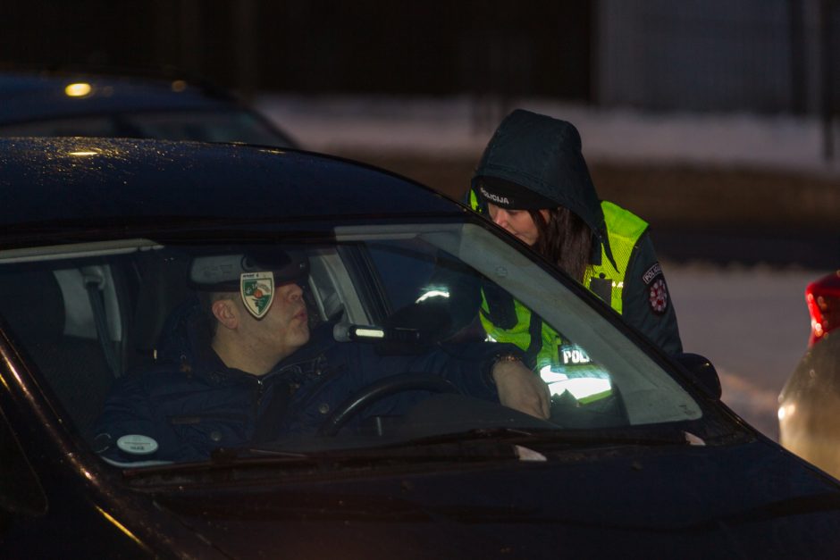 Akibrokštas reido metu: girtas vairuotojas bandė išsisukti išgerdamas alaus