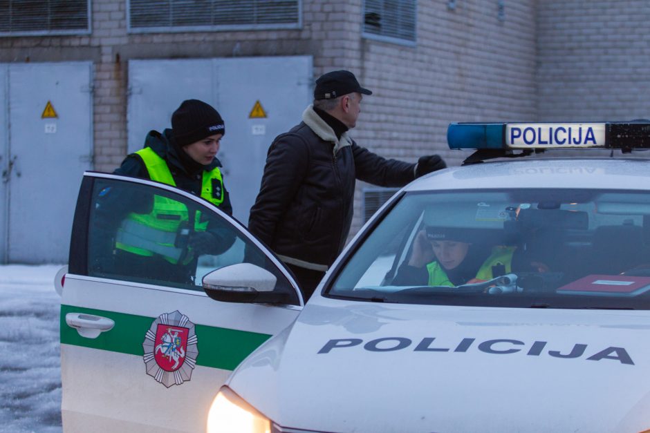 Akibrokštas reido metu: girtas vairuotojas bandė išsisukti išgerdamas alaus