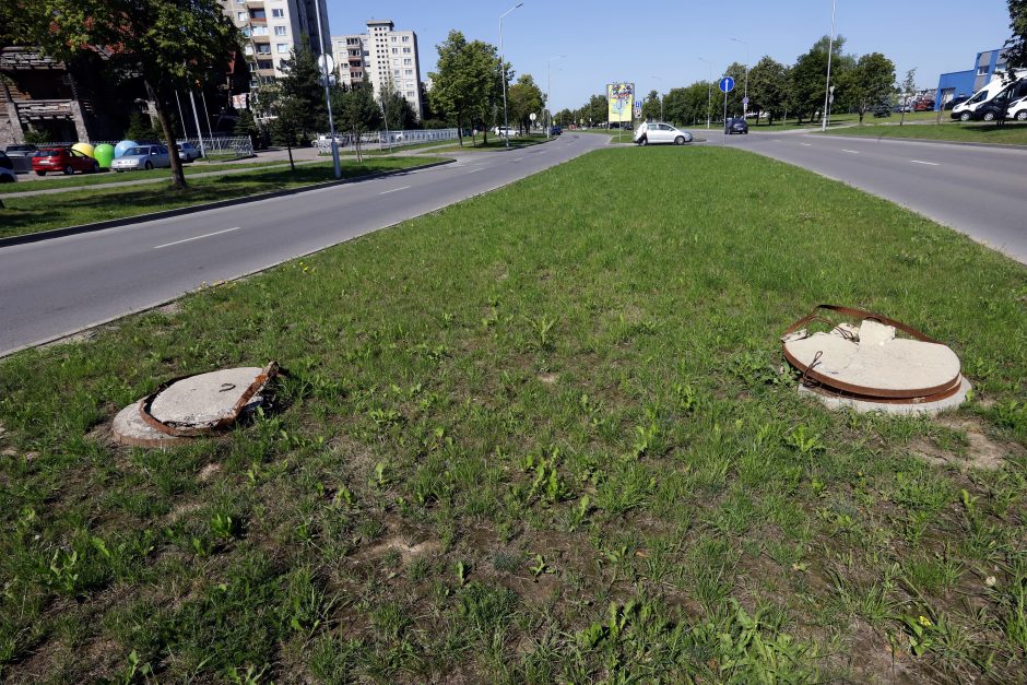 Kauniečius į neviltį varo pavojingai iškilę šuliniai