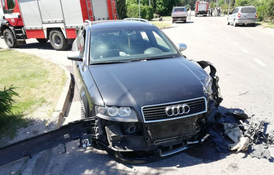 Trijų mašinų avarija Romainiuose: BMW virto ant šono, sužalotas pėstysis