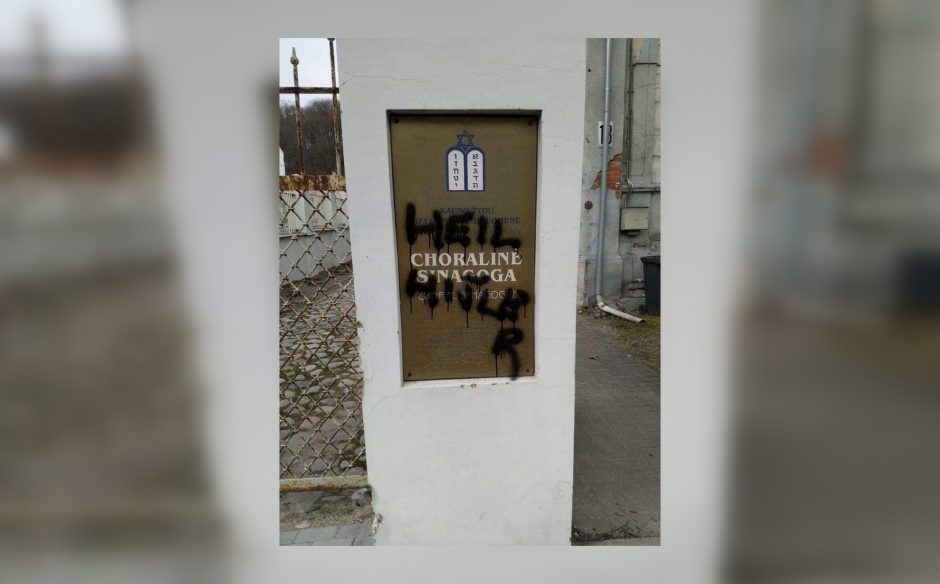 Kauno sinagoga užkliuvo vandalams: dažais išpaišė užrašą „Heil Hitler“