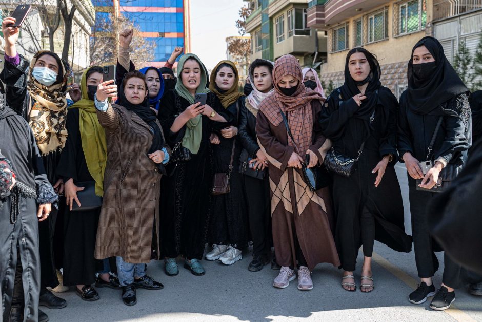 Kinija susirūpinusi dėl Talibano politikos poveikio Afganistano moterų teisėms