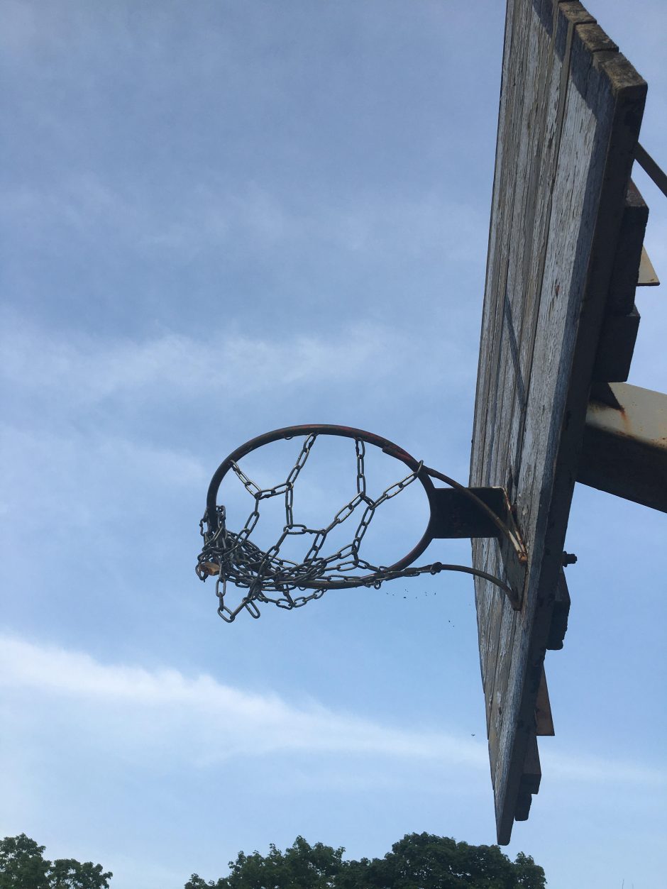 Progimnazijos stadione – krepšinio lankas su spyna
