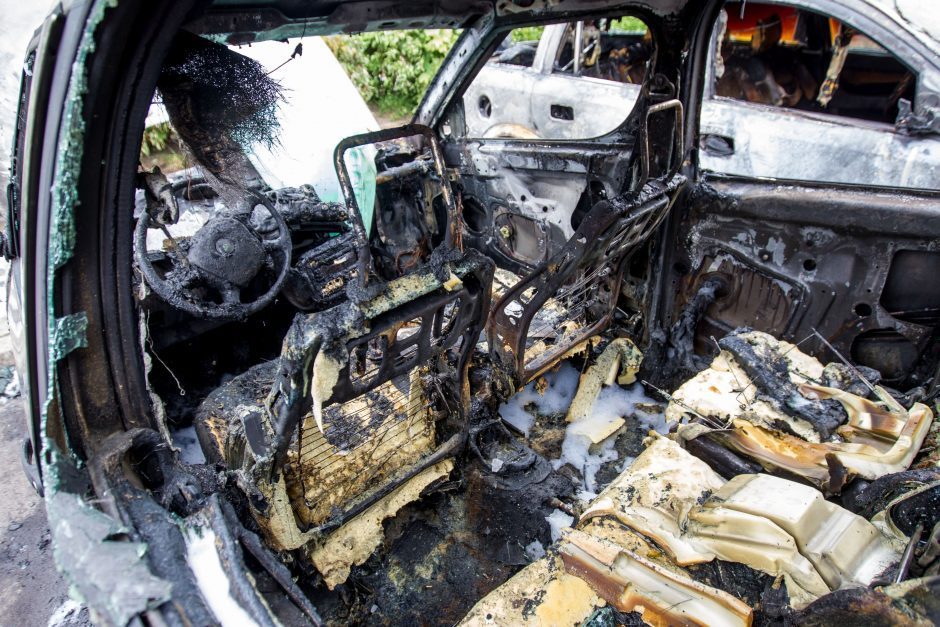 Kaune supleškėjo šalia stovėję du automobiliai, įtariamas padegimas