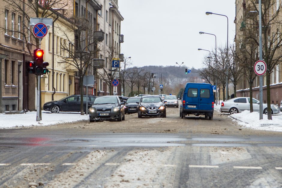 Sniegas Kaune pridarė problemų: kelininkai aplenkė net pagrindines gatves?