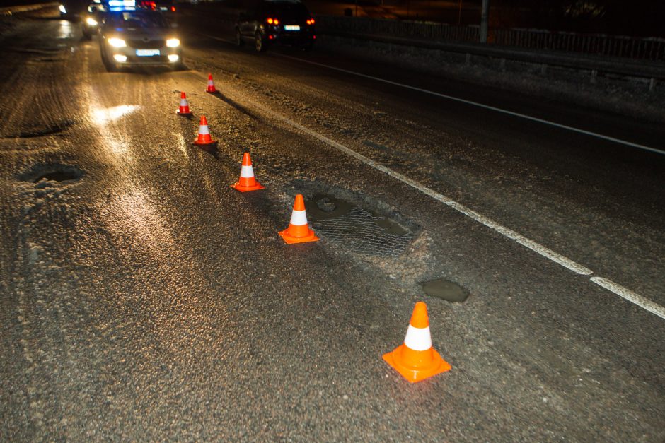 Užnemunės gatvėje į duobę įvažiavę penki automobiliai prakirto padangas