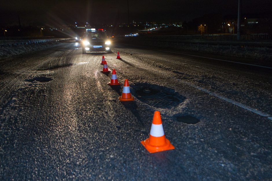 Užnemunės gatvėje į duobę įvažiavę penki automobiliai prakirto padangas