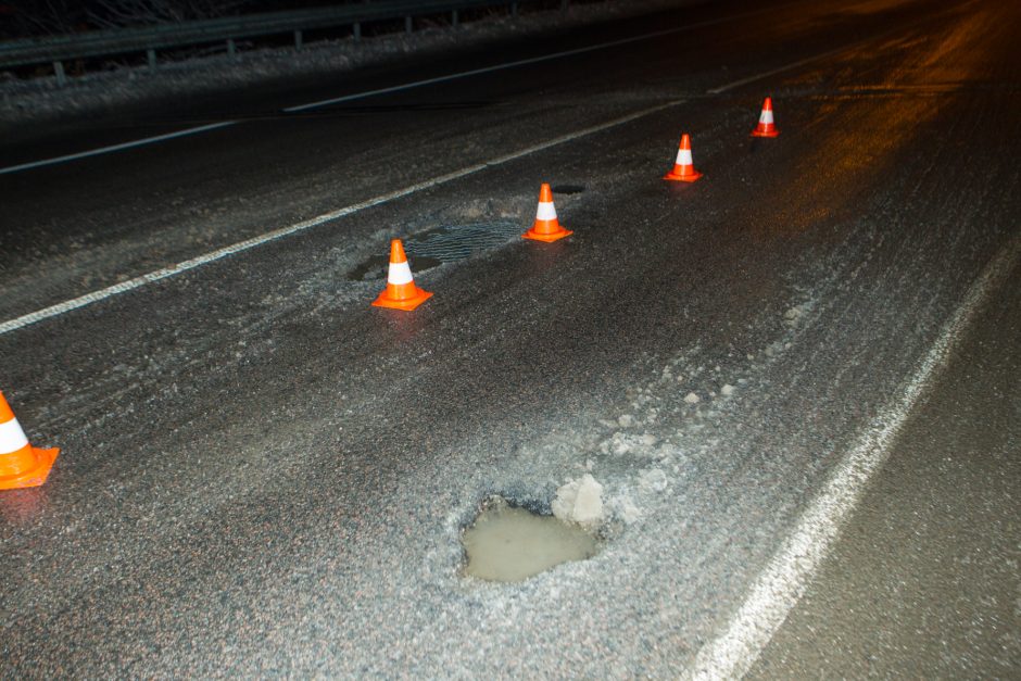 Užnemunės gatvėje į duobę įvažiavę penki automobiliai prakirto padangas