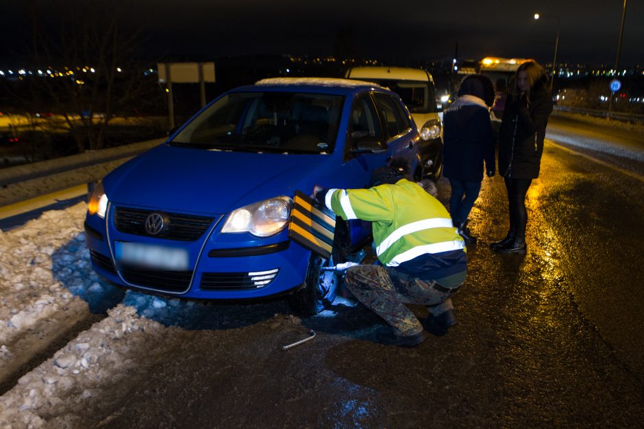 Užnemunės gatvėje į duobę įvažiavę penki automobiliai prakirto padangas