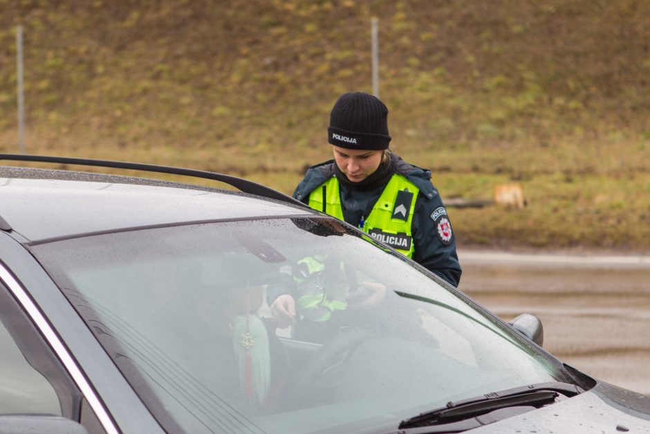 Per reidą įkliuvę kelių gaideliai – ir girti, ir neprisisegę saugos diržais