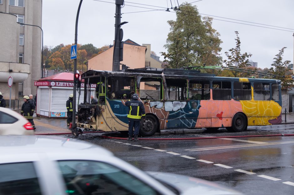 Paaiškėjo, kodėl užsidegė troleibusas: senąsias „Škodas“ žada tikrinti akyliau