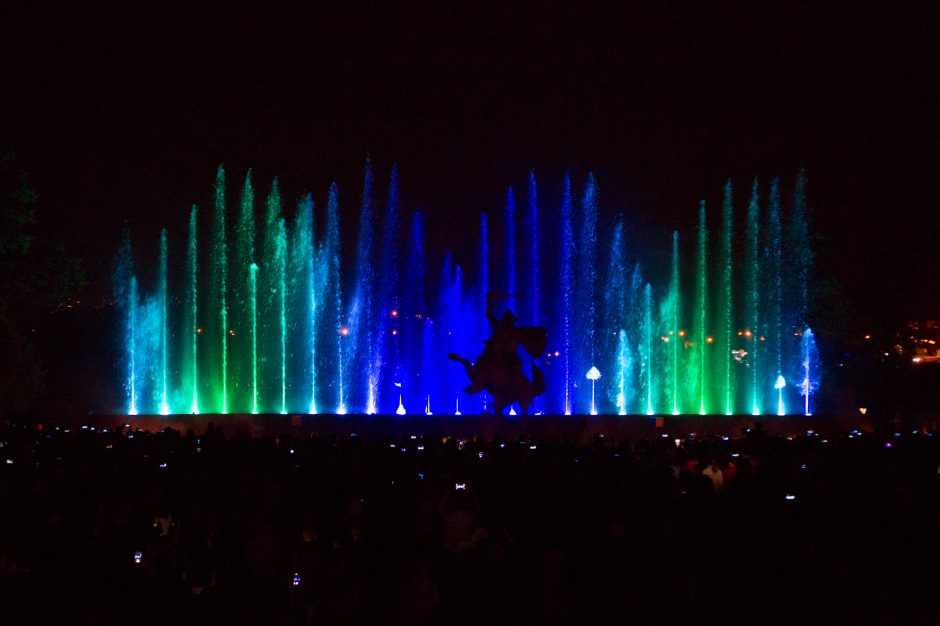 Muzikinis šokančių fontanų ir lazerių šou