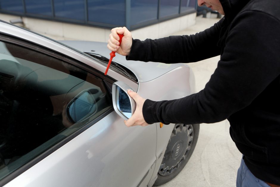 Kalėdų naktį Panevėžyje suniokota beveik 30 automobilių