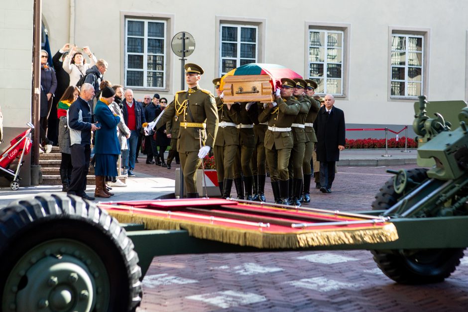 Lietuva valstybinėmis laidotuvėmis pagerbė partizanų vadą A. Ramanauską-Vanagą