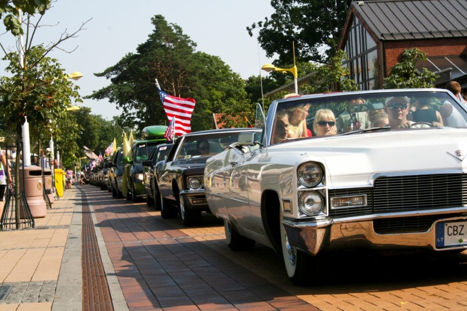 Palangos gatves užtvindys amerikietiški automobiliai