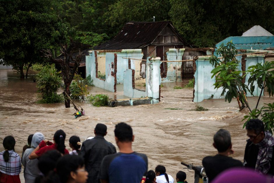 Indonezijoje per potvynius žuvo mažiausiai 24 žmonės