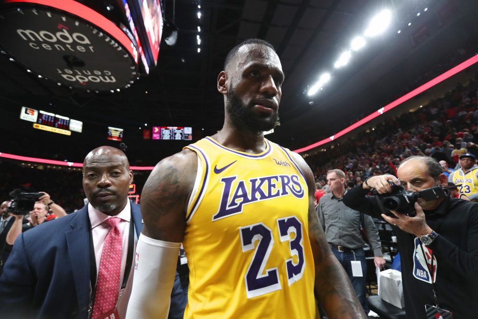 Nepaisant galingo pasirodymo, LeBrono era „Lakers“ prasidėjo pralaimėjimu