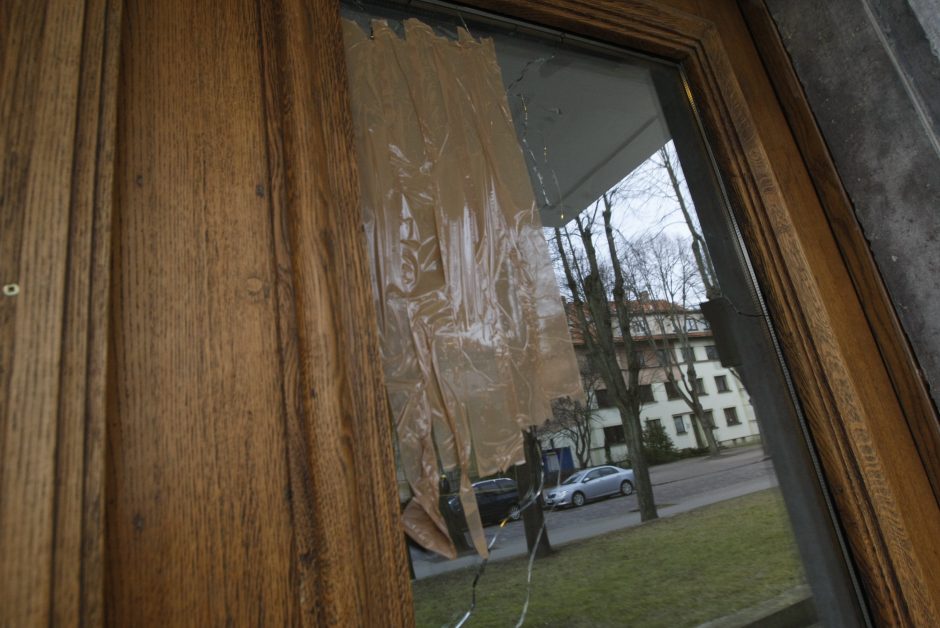 Klaipėdoje išdaužtas prokuratūros durų stiklas