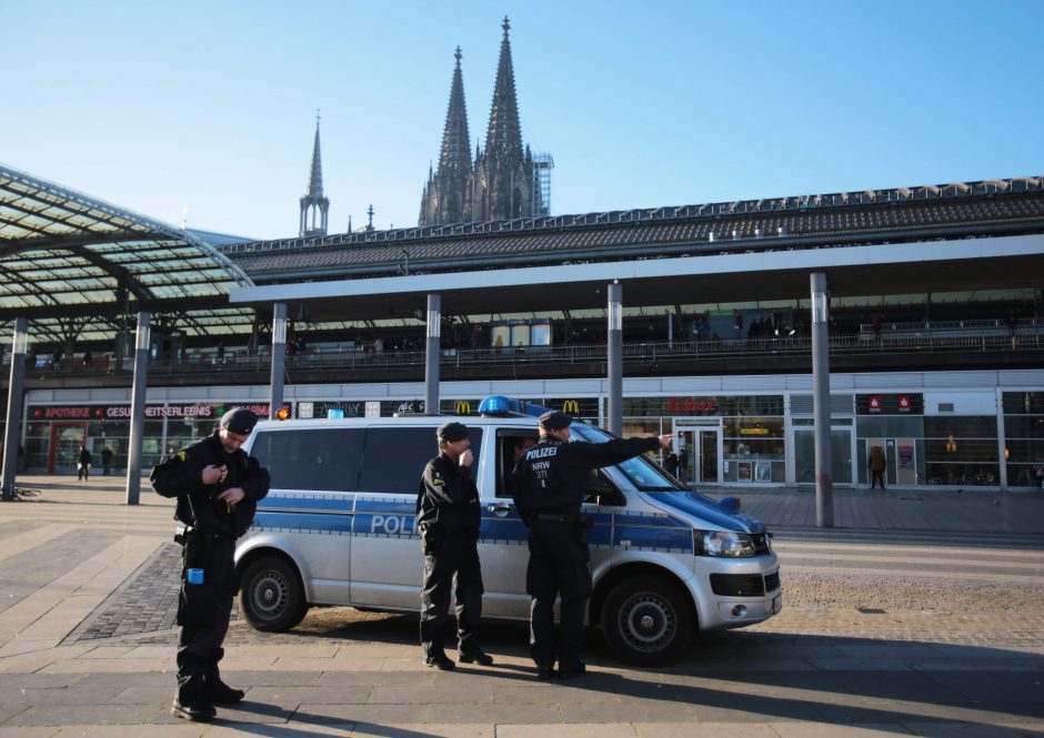 Pareigūnai: Diuseldorfo stotyje su kirviu siautėjęs užpuolikas tikėjosi būti nušautas
