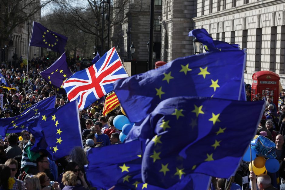 Londone tūkstančiai demonstrantų protestuoja prieš „Brexit“