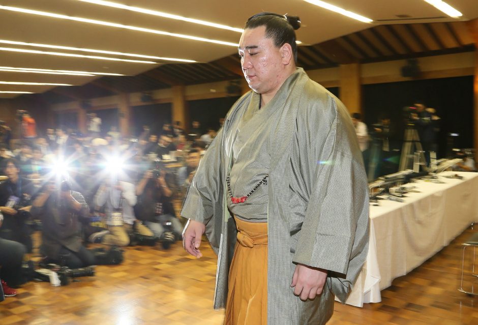 Varžovą aptalžęs Japonijos sumo didysis čempionas nutraukė karjerą