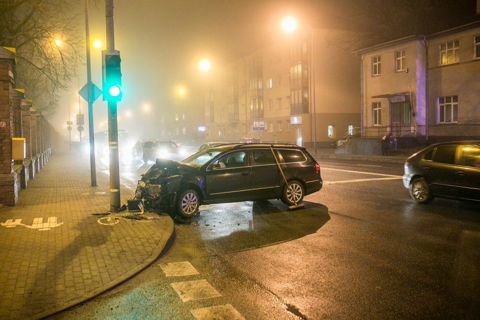 Rūko apgaubtoje Klaipėdoje susidūrė automobiliai