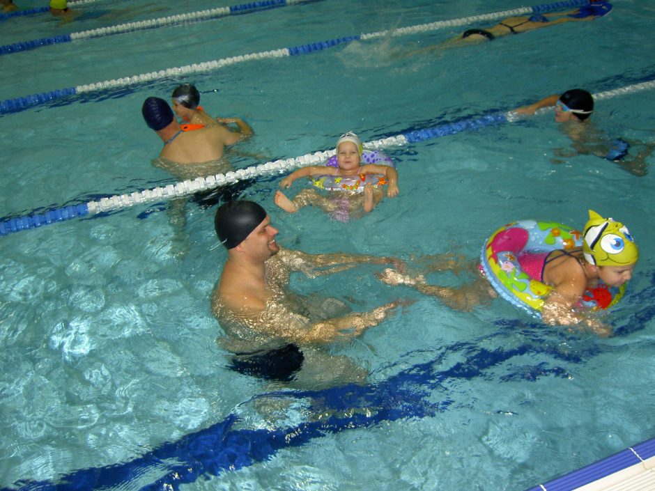 Nemokami plaukimo užsiėmimai – uostamiesčio šeimoms ir moksleiviams