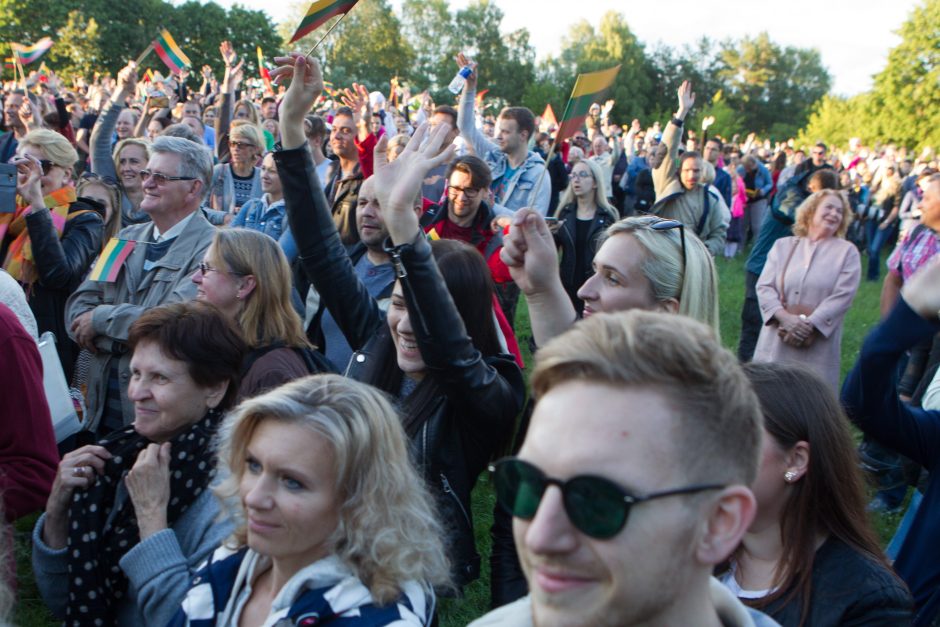 Švęsdami Valstybės dieną, lietuviai ant piliakalnių giedojo Lietuvos himną