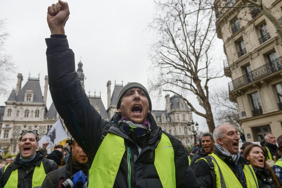 E. Macronas sukritikavo eilinę „geltonųjų liemenių“ protesto akciją