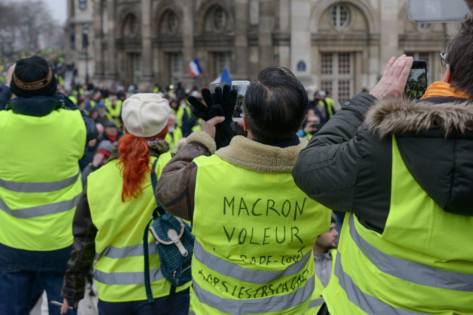 E. Macronas sukritikavo eilinę „geltonųjų liemenių“ protesto akciją