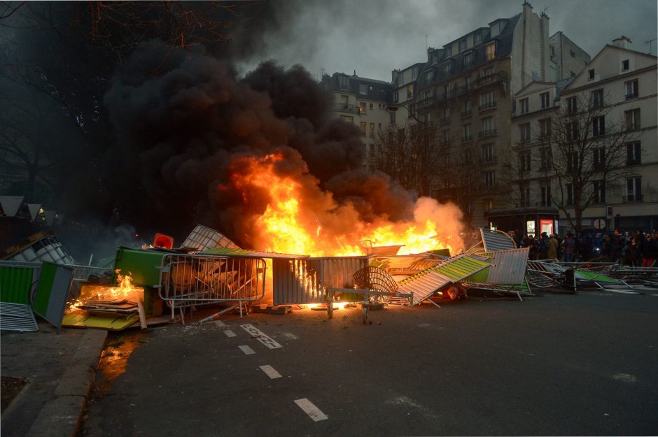 E. Macronas sukritikavo eilinę „geltonųjų liemenių“ protesto akciją