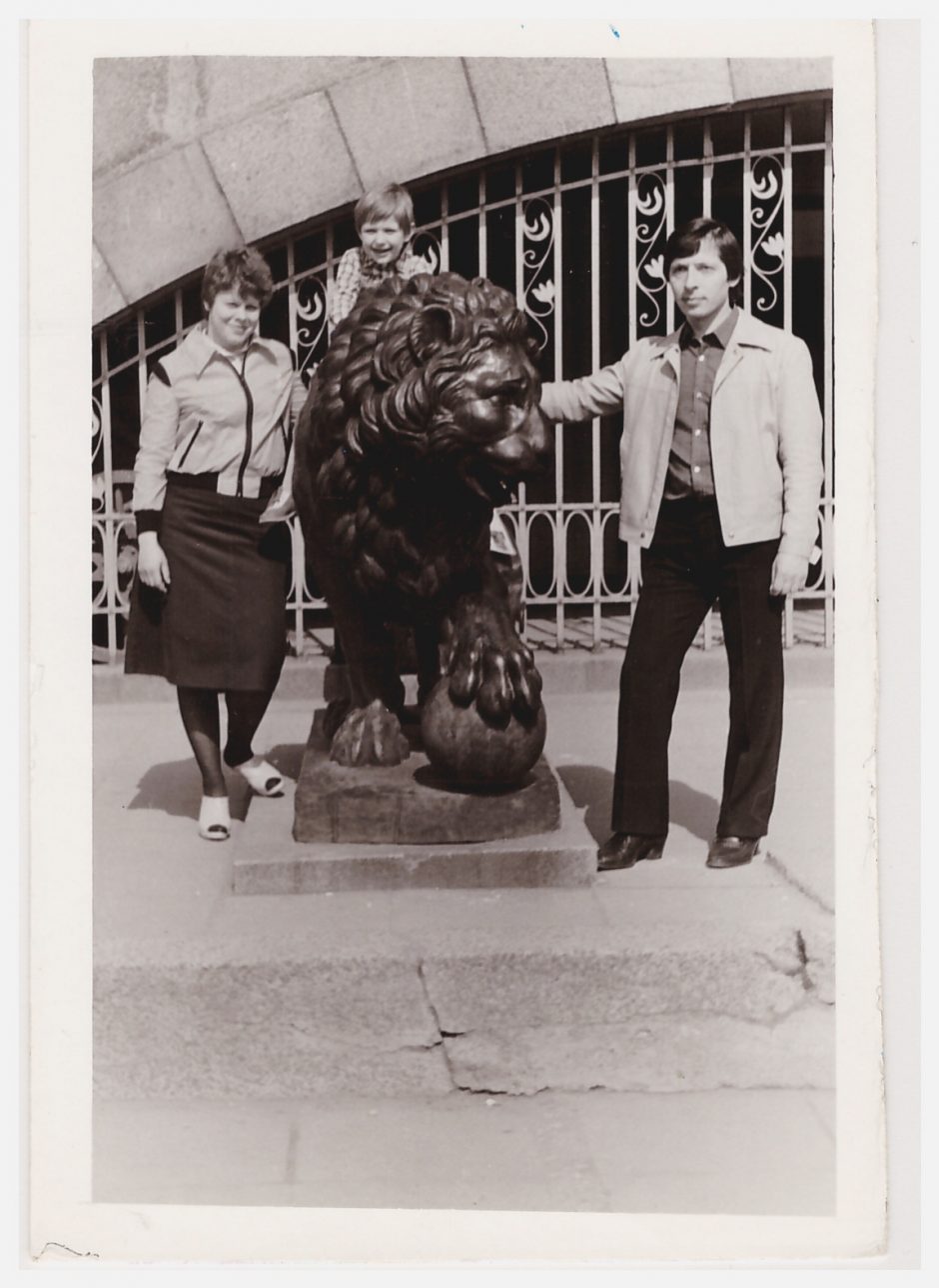 Tradicija – foto prie Karo muziejaus liūtų (daugiau kaip 250 foto)