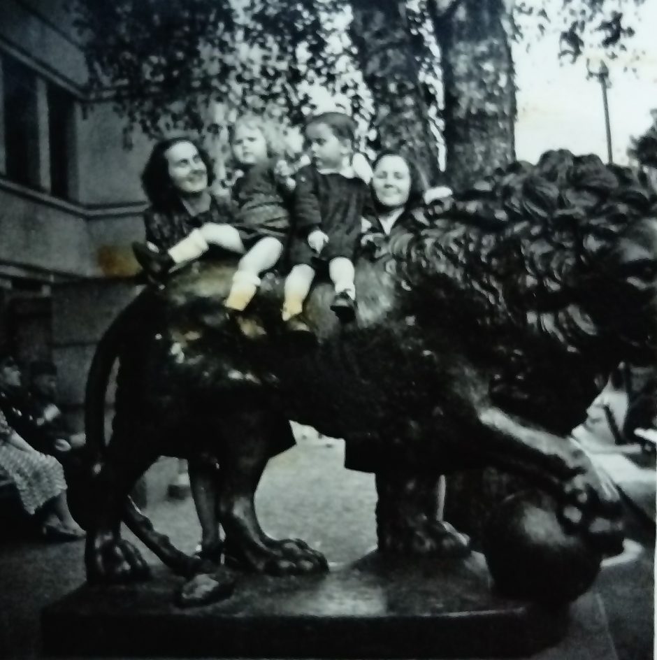 Tradicija – foto prie Karo muziejaus liūtų (daugiau kaip 250 foto)