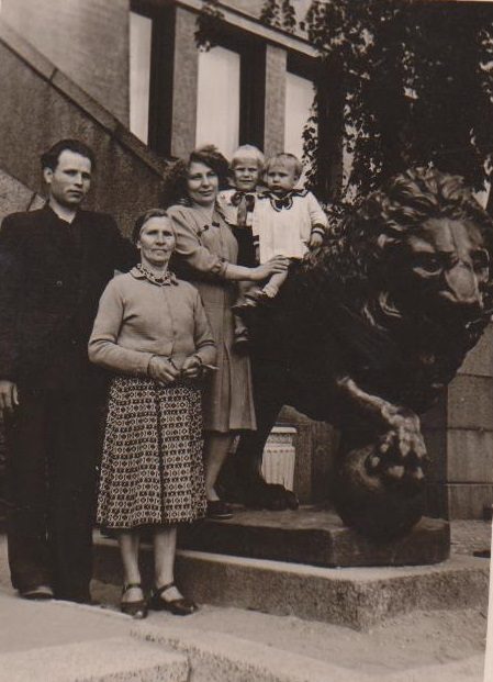 Tradicija – foto prie Karo muziejaus liūtų (daugiau kaip 250 foto)