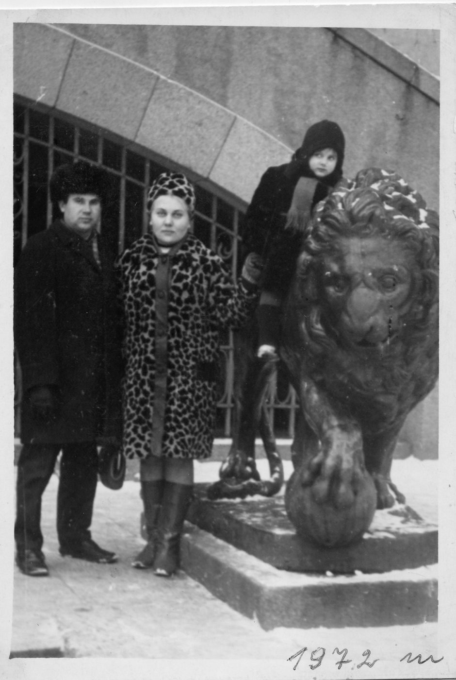 Tradicija – foto prie Karo muziejaus liūtų (daugiau kaip 250 foto)