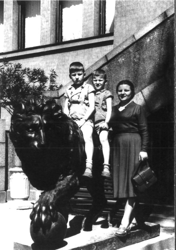 Tradicija – foto prie Karo muziejaus liūtų (daugiau kaip 250 foto)