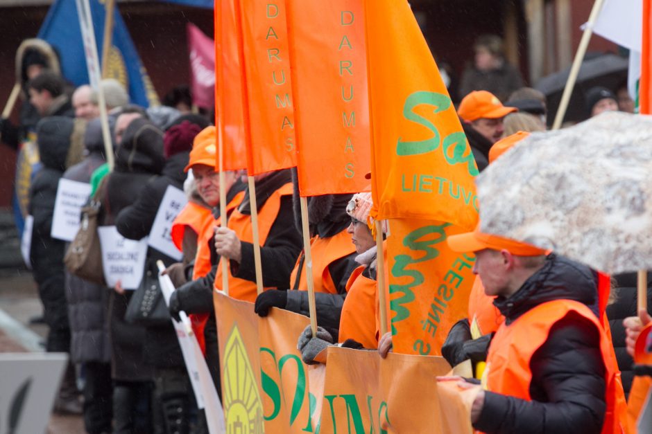 Prie Seimo tūkstantinė minia reikalavo didesnių algų ir pensijų