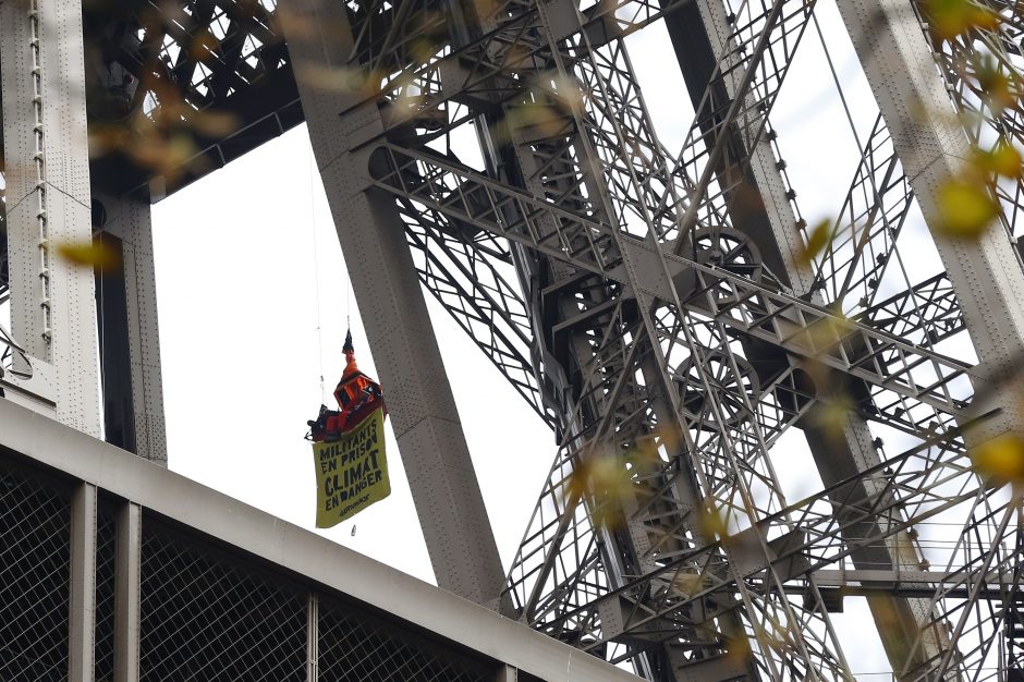 „Greenpeace“ aktyvistas prie Eifelio bokšto protestuoja prieš Rusiją