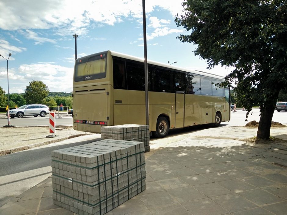 Naujoje sankryžoje neišsitenka autobusai