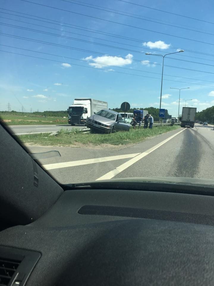 Autostradoje BMW pakibo ant atitvarų