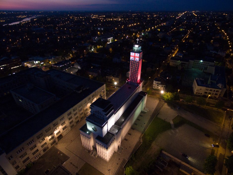 Prisikėlimo bažnyčia nušvito Gruzijos vėliavos spalvomis