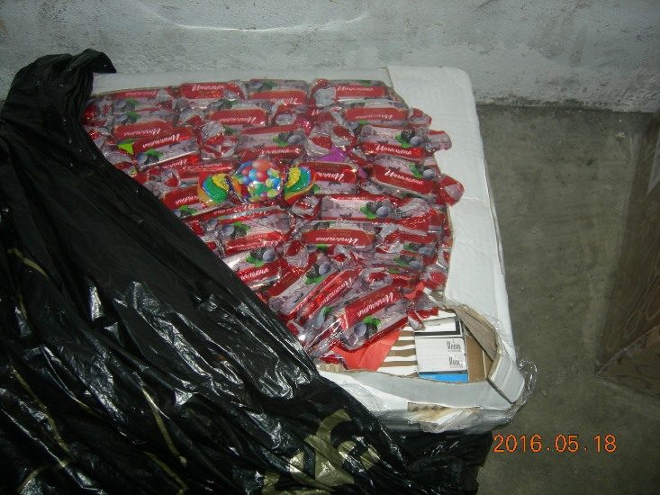 Kontrabandines cigaretes teko krapštyti iš saldumynų pakuočių