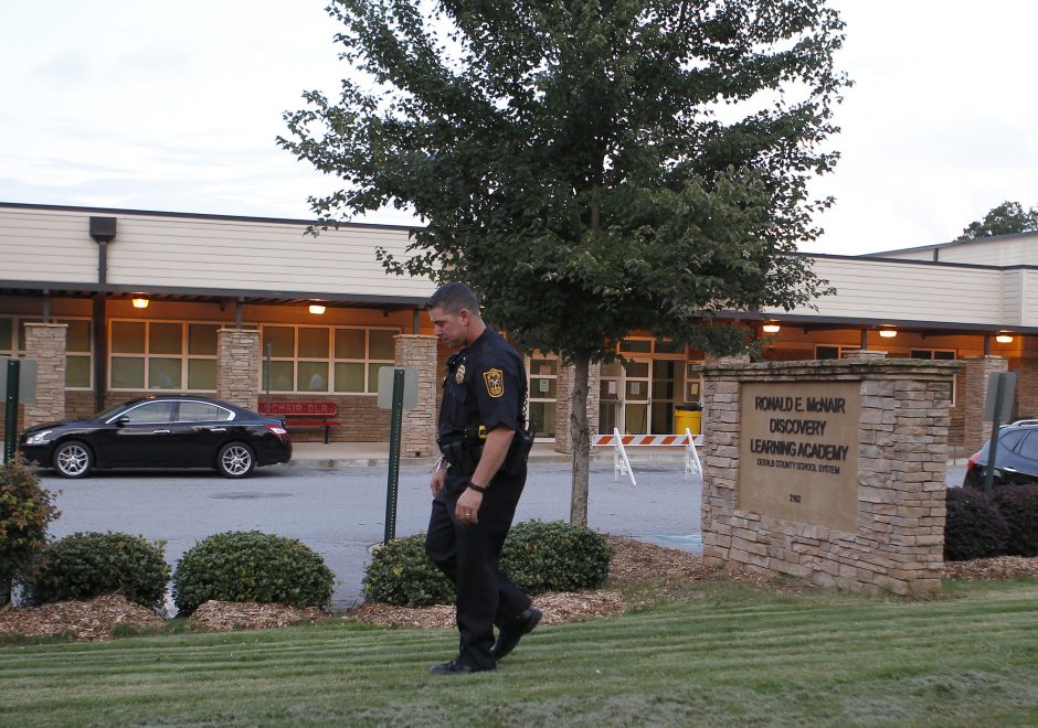 JAV į mokyklą įsiveržęs ginkluotas jaunuolis pasidavė policijai