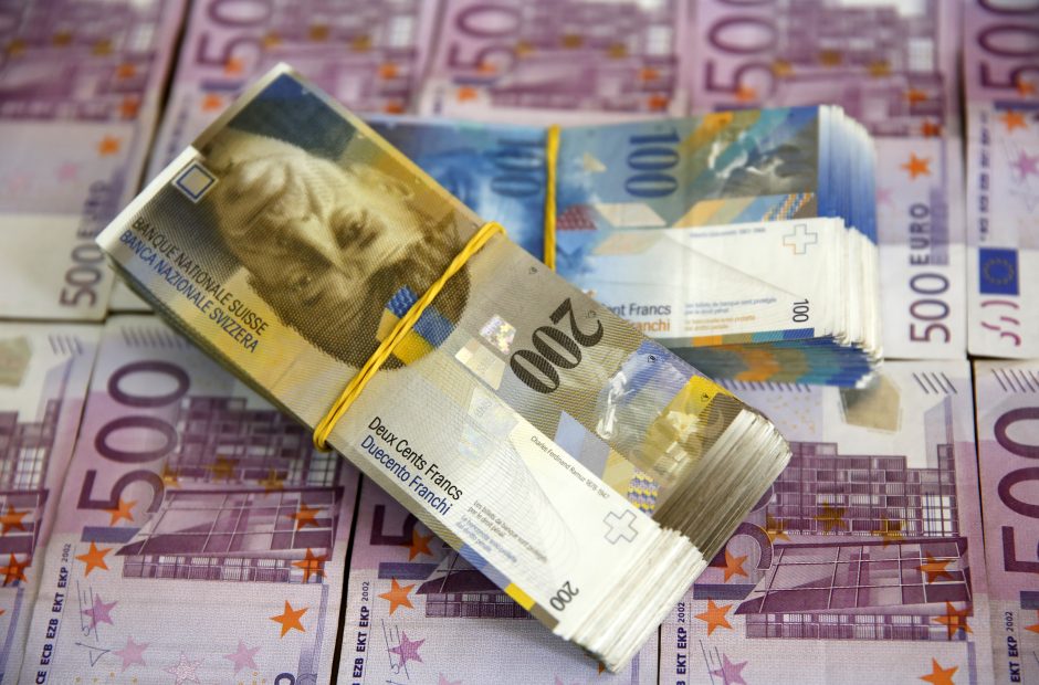 Europiečiai vis dar laiko pasenusių valiutų už 15 mlrd. eurų