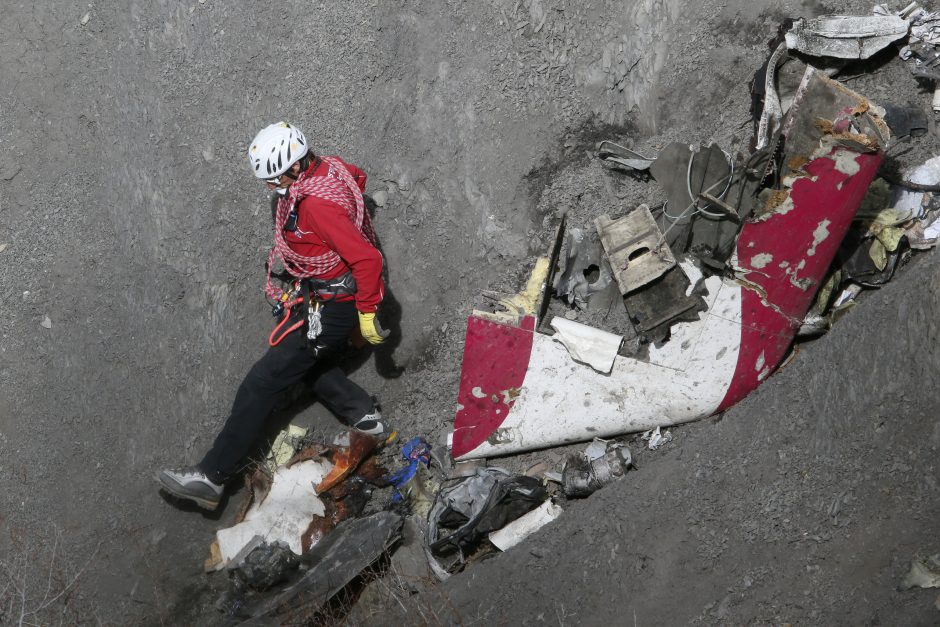 Vaizdo įrašas liudija: „Germanwings“ lėktuvo salone prieš pat katastrofą kilo chaosas