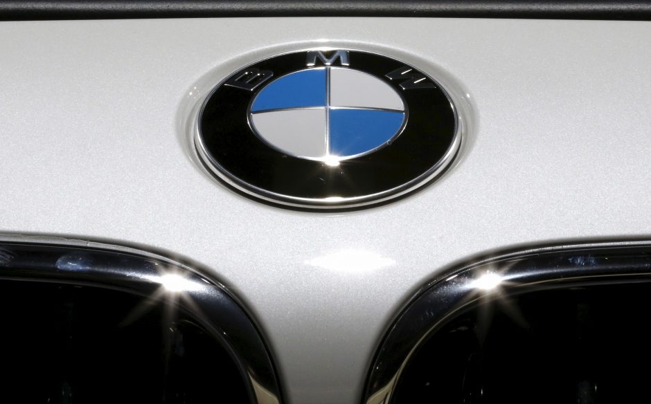 BMW patvirtino atšaukianti 323 700 automobilių Europoje