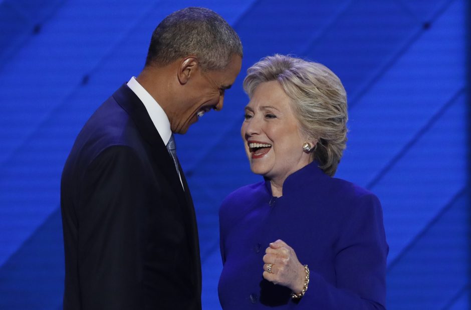 B. Obama perduoda estafetę H. Clinton