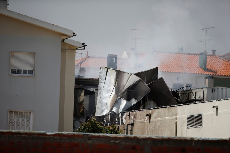 Prie „Lidl“ parduotuvės Portugalijoje nukrito lėktuvas, yra aukų