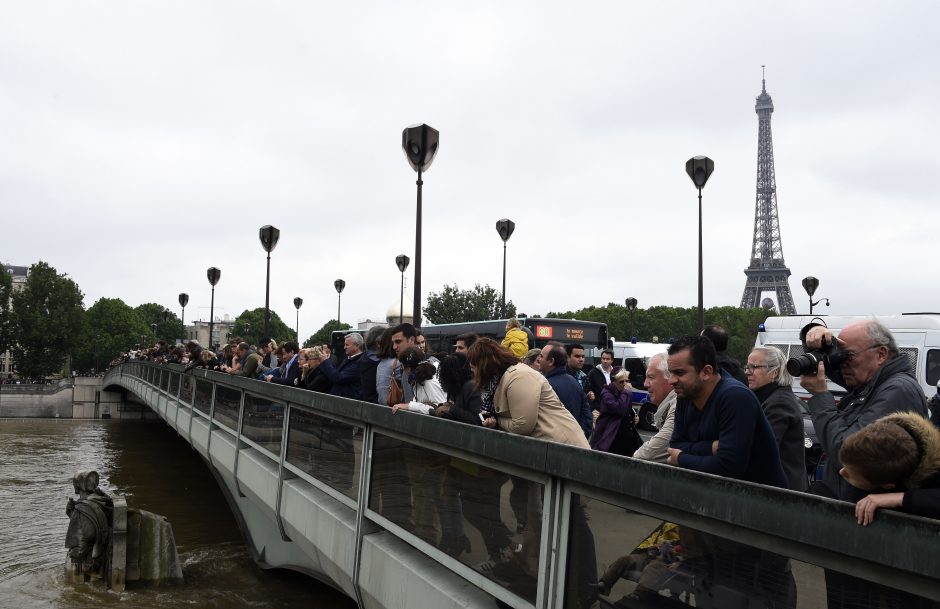 Paryžiuje patvinusios Senos vanduo truputį nuslūgo
