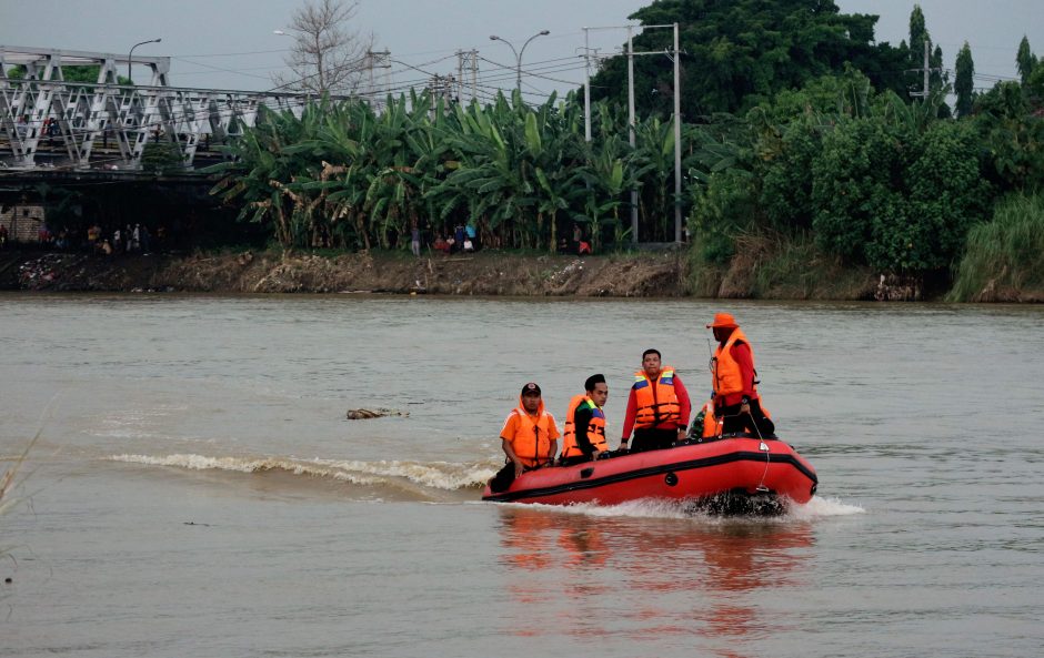 Indonezijoje apvirtus laivui dingo septyni moksleiviai